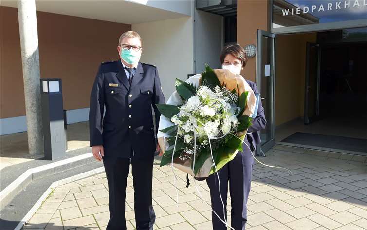 Dr. Corinna Trapp und Kreisfeuerwehrinspekteur Holger Kurz wurden stellvertretend für alle Helferinnen und Helfer geehrt.