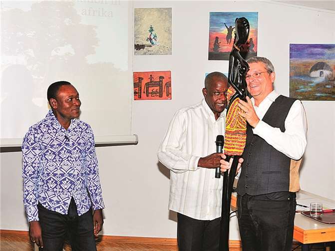 Dr. Demassoh übergibt Pfarrer Günter Schmitz-Valadier für die Gemeinde eine afrikanische Holzskulptur als Erinnerung für die freundliche Aufnahme.