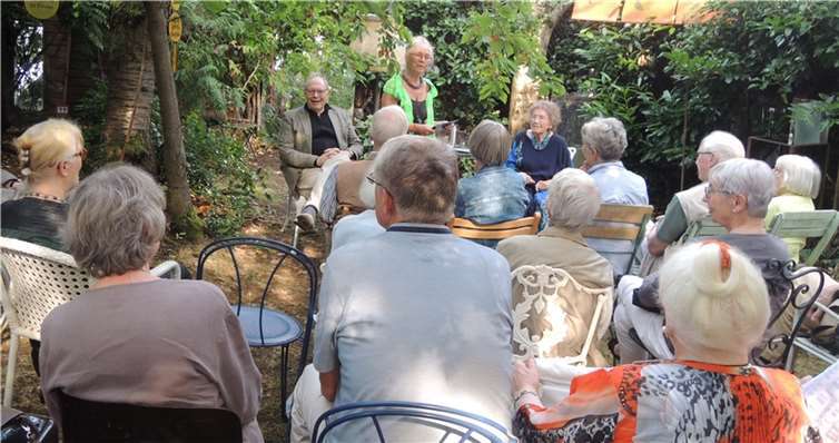 Dr. Dieter Braun, Ursula Contzen und Monika Clever im Bildergarten. Foto: privat