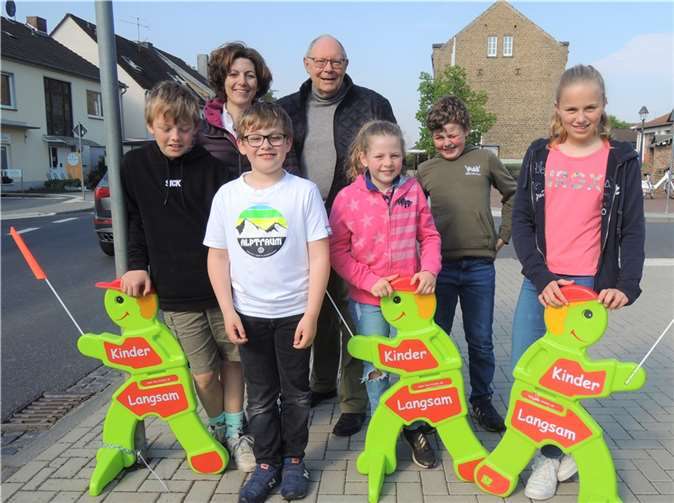 Dr. Dieter Braun und Anna Heck-Hansen freuen sich mit den Kindern, die Warnschilder endlich aufzustellen zu können.  Foto: privat
