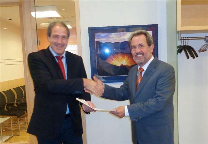 Dr. Dietrich Knoche gratulierte seinem Bürovorsteher Karl-Heinz Kleinewig zum Dienstjubiläum und überreichte ihm die Ehrenurkunde des Notarkammer.  privat