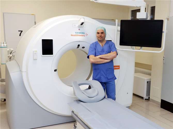 Dr. Dipl. Phys. Felix Schoth, Chef-Radiologe am Krankenhaus Maria Hilf, freut sich über die vielen Diagnosemöglichkeiten, die das neue CT-Gerät bietet – zum Beispiel bei Untersuchungen des Herzens und der Herzkranzgefäße.  Foto: Andrea Schulze | Marienhaus