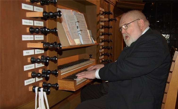Das Leben der Apostel in Orgelkompositionen geschildert Dr. Dirk Pollerberg an der Orgel bei der Abendmusik. FA