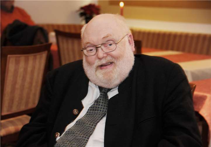 Dr. Dirk Pollerberg wird zusammen mit Werner Schäfer unter anderem Weihnachts- und Adventslieder vortragen. Resi Schwerter