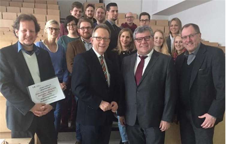 Dr. Dirk Seeling (v.R.v.l.), Kreistagsabgeordneter Erwin Rüddel, Verbandsbürgermeister Michael Mahlert und Prof. Dr. Uwe Braehmer mit TIK-Masterstudierenden des Jahrgangs 2016. Hochschule Bonn-Rhein-Sieg