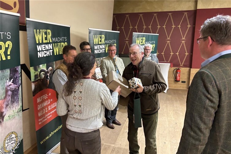 Dr. Dirk Siegfried Hübner und Daniela Brötz würdigen den scheidenden Vorstand mit Präsenten als Dank für sein langjähriges Engagement.