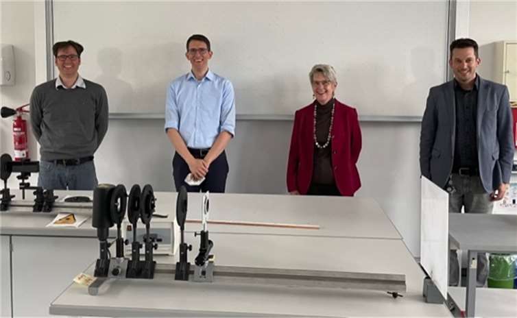 Dr. Dirk Tscheuschner, Dr. Michael Kösters, Ulrike Weiß und Ralf Weißenfels bei der Spendenübergabe. Foto: privat