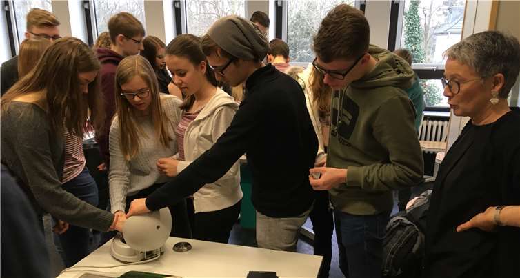Dr. Ellen Barzen (rechts) unterstützte die Schülerinnen und Schüler bei der praktischen Arbeit.