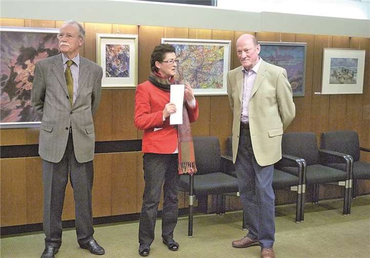 Dr. Elmar Hucko, Vorsitzender des Kunstvereins Bad Godesberg (l) und die stellv. Bürgermeisterin Renate Offergeld eröffnen die Ausstellung von Wilhelm Laufer (r). Gemeinde Wachtberg