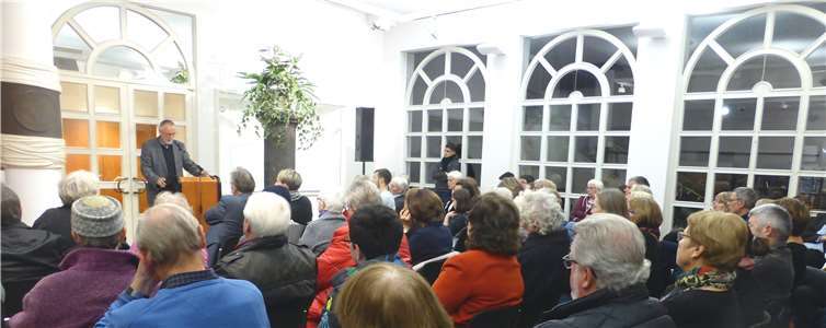 Dr. Elsner und Teilnehmende im Foyer des historischen Rathauses. Foto: Initiative Erinnern