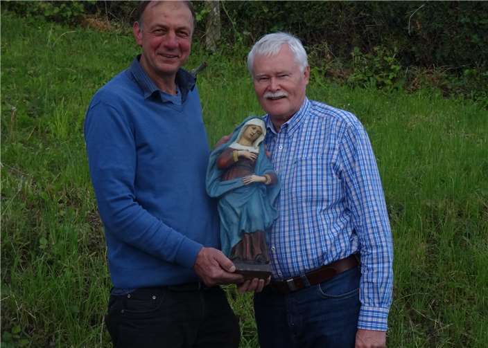 Dr. Eltgen (l.) gab die Madonna an Bürgermeister Paperestauriert zurück. Foto: privat