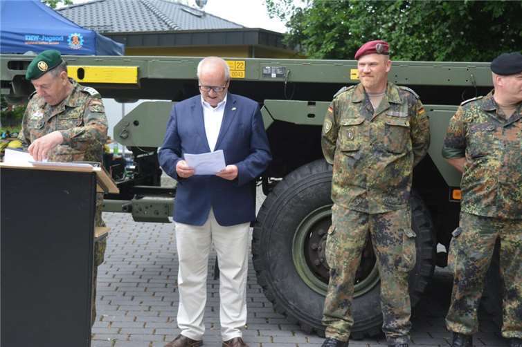 Dr. Enders nimmt seine Urkunde in Empfang.