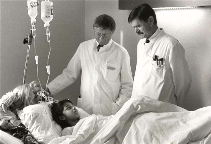 Dr. Engelke (r.) mit einem Kollegen am Bett eines frisch operierten Kindes.