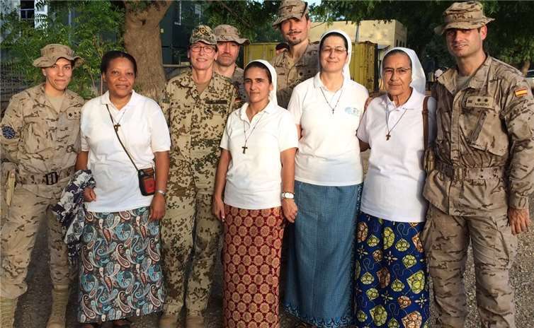 Dr. Erika Meyer (3. v.l.) mit Franziskanerinnen und spanischen Soldaten.