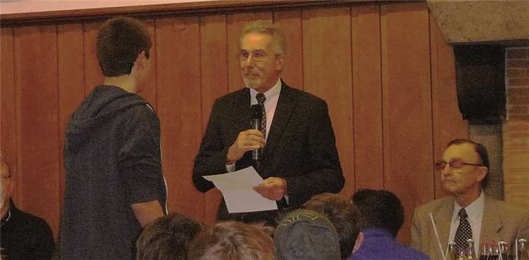 Dr. Faust beglückwünscht Daniel Kastenholz zu seinen Leistungen. privat