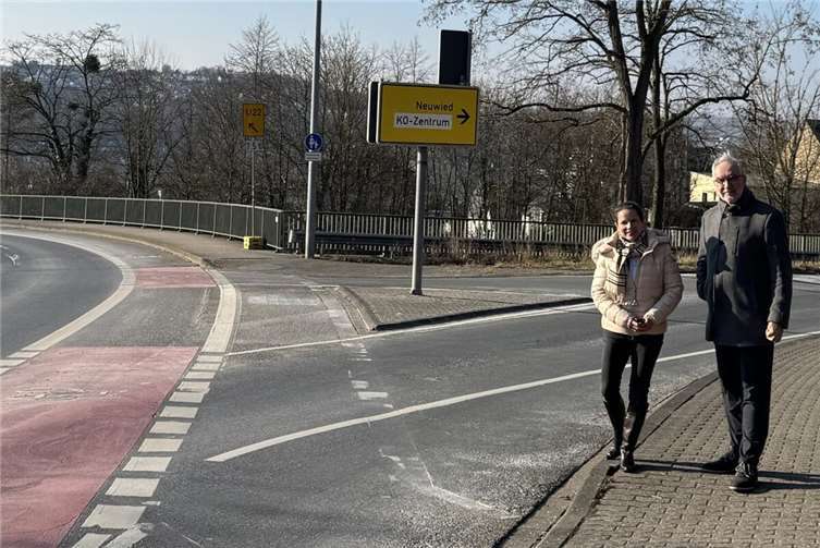 Dr. Florence Klose und Bert Flöck an der Auffahrt Balthasar-Neumann-Straße zur B 42. Foto: CDU-Fraktion Koblenz