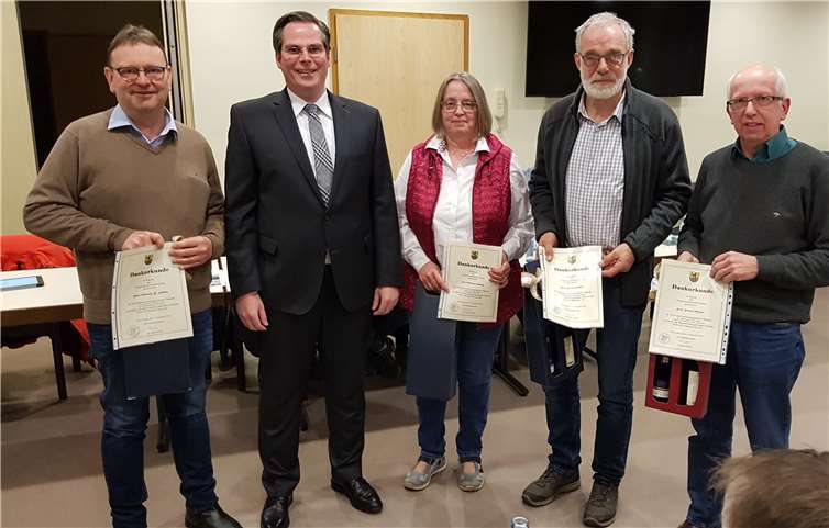 Dr. Frank Gondert (2.v.l.) ehrte (v.l.) Michael R: Schäfer, Marianne Hedwig und Josef Hommen für 25 Jahre Ratstätigkeit, Reiner Mosen gar für 35 Jahre.Foto: Paul Delfs