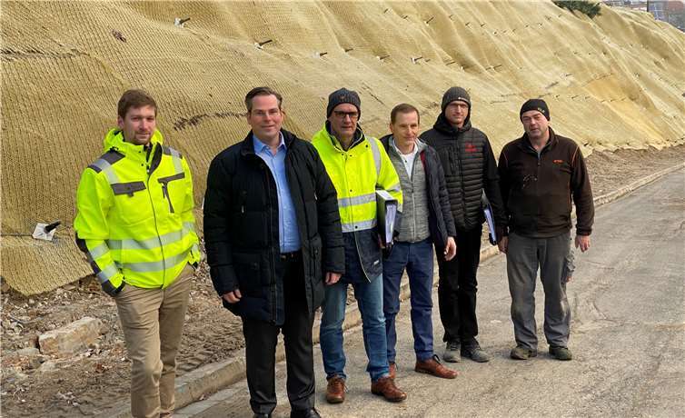 Dr. Frank Gondert (Ortsbürgermeister Brohl-Lützing) bei der Bauabnahme mit Vertretern der Verbandsgemeindeverwaltung Bad Breisig und den ausführenden Fachunternehmen. Fotos: VG Bad Breisig