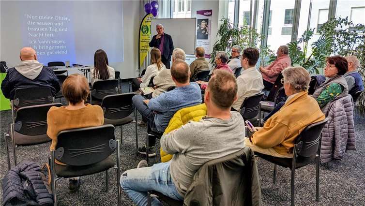 Dr. Frank Matthias Rudolph auf einem Patientenseminar im Jahr 2023. Foto: BECKER Hörakustik