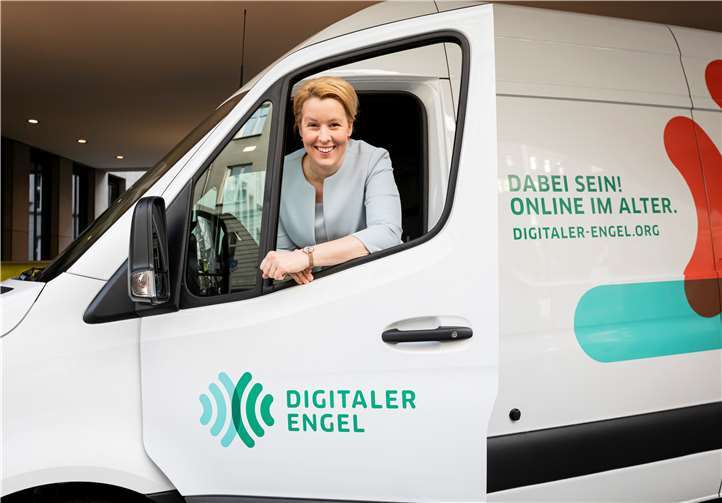Dr. Franziska Giffey, Bundesministerin für Familie, Frauen, Senioren und Jugend, ist Schirmherrin des Infomobils Digitaler Engel von Deutschland sicher im Netz e.V. Foto: Jörg Farys