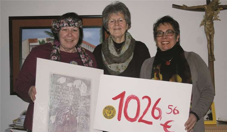 Dr. Frederique Bruban (r.) und Editha Pröbstle, Past-Präsidentin von Soroptimist International, Club Koblenz, übergaben an Sr. Dr. Lea Ackermann von SOLWODI (Mitte) den Spendenscheck.privat
