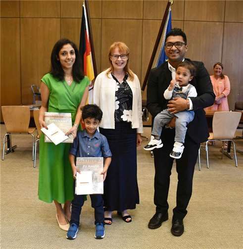 Dr. Gabriele Neugebauer, Leiterin des Rechts- und Ordnungsamtes des Rhein-Sieg-Kreises (Mitte) und Greeshma Teresa James (l.), Daniel Varghese (r.) mit ihren beiden Söhnen.  Foto: Rhein-Sieg-Kreis