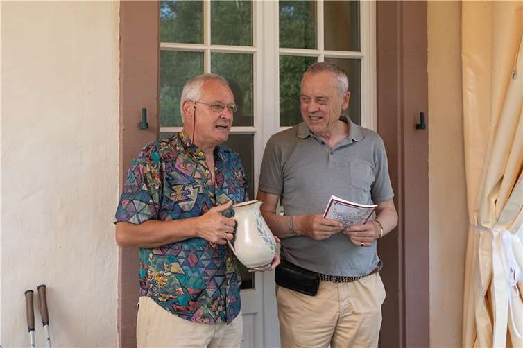 Dr. Georg Schneider (l.) im Gespräch mit dem Hausherrn Antonius Freiherr von Boeselager.