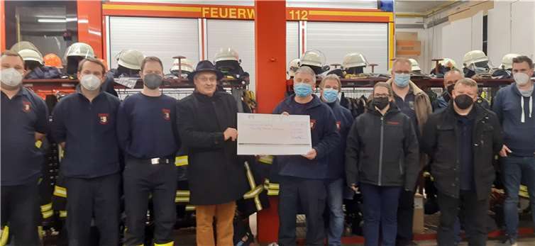 Dr. Georg Schneider übergab einen Scheck für die Mannschaftskasse.Foto: privat