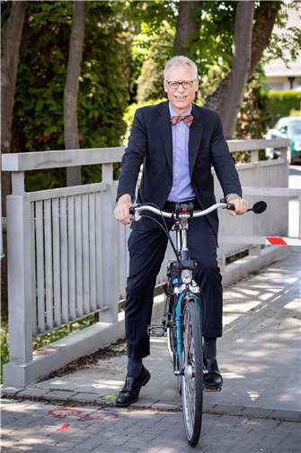 Dr. Georg Wilmer wirbt für die Teilnahme am STADTRADELN. Foto: Martin Steffen