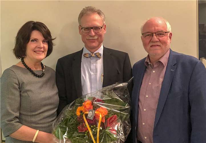 Dr. Georg Wilmers (Mitte) übernahm das Mandat von Folke große Deters im Rheinbacher Stadtrat. Zu den ersten Gratulanten zählten die SPD-Ratsmitglieder Martina Koch und Dietmar Danz. privat