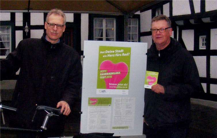 Dr. Georg Wilmers (links) und Dietmar Pertz vom ADFC Rheinbach warben trotz schlechten Wetters in Rheinbachs Innenstadt für die Teilnahme am Fahrradklimatest 2016.privat