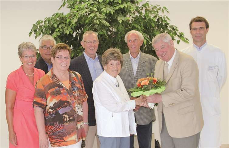 Dr. Gerhard Kreuter (2. von rechts), der 1. Vorsitzende des Fördervereins des Krankenhauses Maria Hilf begrüßt herzlich Frau Maria Mies (4. von rechts) als 300. Mitglied. Foto: Cornelia Kreutzberg