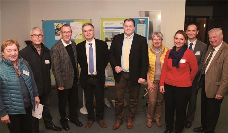 Dr. Gerhard Kreuter, Vorsitzender Förderverein Krankenhaus Maria Hilf e.V., lud gemeinsam mit Dr. Harald Lörler, Chefarzt Abteilung Anästhesie, Intensivmedizin und Schmerztherapie am Krankenhaus Maria Hilf, zu einem sehr gut besuchten Seminar ein: Patientenverfügung und Vorsorgevollmacht. Cornelia Kreutzberg