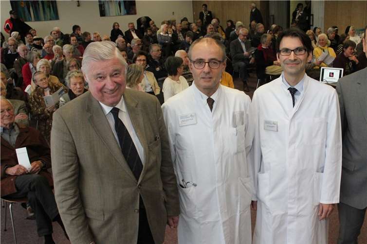 Dr. Gerhard Kreuter (l.) freute sich mit Thomas Karls (r.) über die vielen Zuhörer, die den Informationen von Privatdozent Dr. Luciano Pizzulli (2.v.l.) und Dr. Theodoros Ballidis (2.v.r.) folgten.Cornelia Bachem