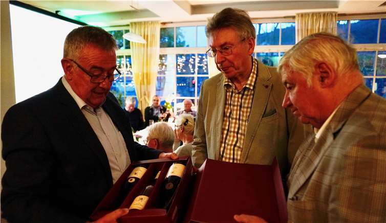 Dr. Gerhard Kreuter (rechts) dankte Werner Schüller (Mitte).