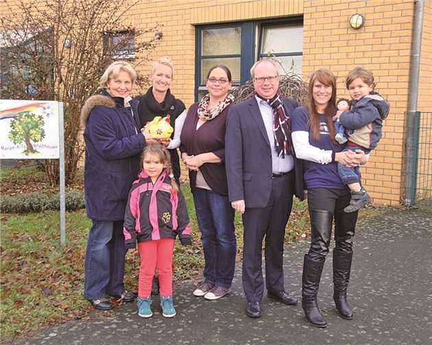 Dr. Gisela Born-Siebicke, Claudia Otto, Christiane Keller vom Vorstand des Fördervereins des Marienkindergartens, Ortsbürgermeister Markus Fischer und Kita-Mitarbeiterin Tanja Lohmann-Stranz. priva