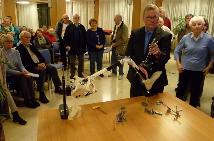Dr. Gödel demonstriert die moderne Computernavigation der Firma Amplitude an einem Beinmodell.privat