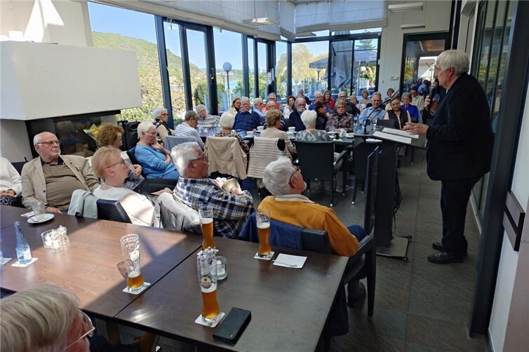 Dr. Gregor Berghorn trug vor aufmerksamen Zuhörern der Senioren-Union Andernach in der Galerie des Parkhotels Andernach zur politischen und vor allem historischen Motivation von Vladimir Putin vor