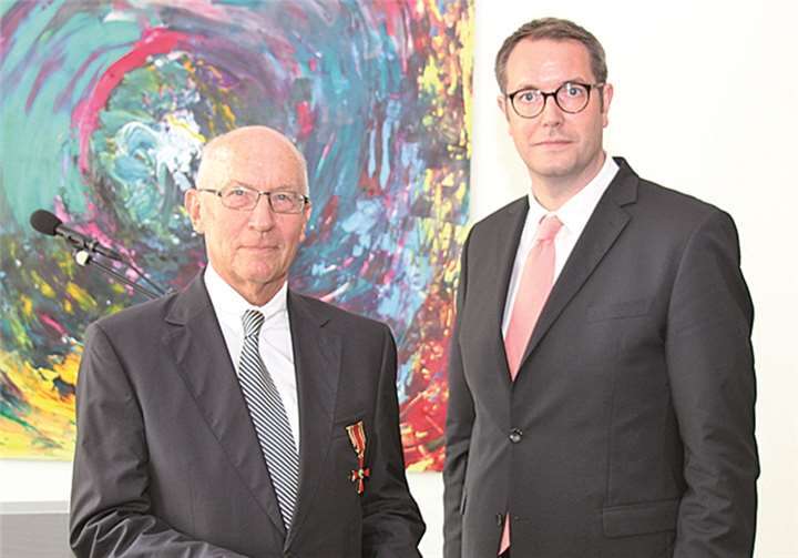 Dr. Hans-Dieter Fricke und Staatsminister Alexander Schweitzer bei der Verleihung.Ministerium für Soziales
