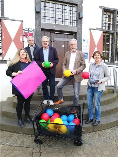 Dr. Hans Georg Faust, Michael Schneider und Karl-Heinz Wölbert überreichen an Andrea Nantke und Christiane Guth von der FBS das neue Material für die Ferien.  Foto: Familienbildungsstätte Linz