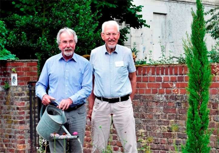 Dr. Hans Georg Faust ging Peter Ruhnke bei der Übergabe ein wenig zur Hand. Fotos: Petra Wronewitz