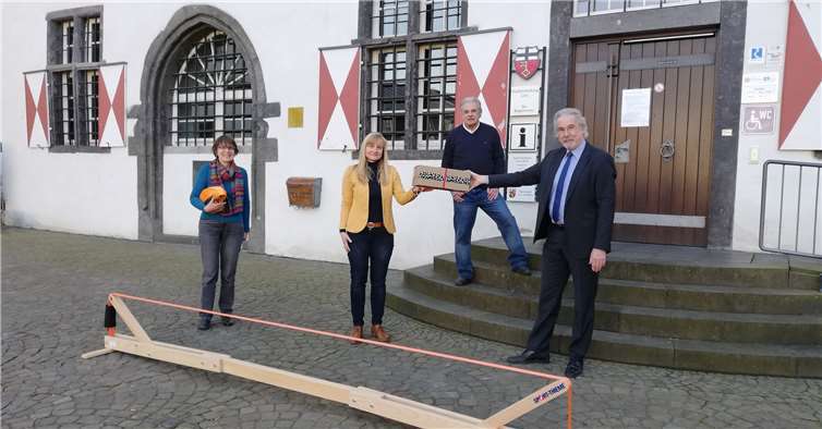 Dr. Hans Georg Faust und Michael Schneider überreichen an Leni Hahn und Christiane Guth von der FBS das neue Material für die Ferien.Quelle: Familienbildungsstätte Linz