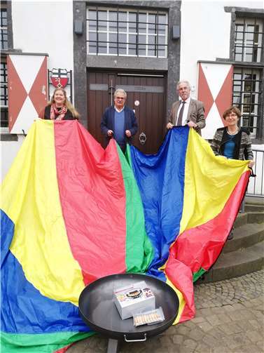 Dr. Hans Georg Faust und Michael Schneider überreichen an Andrea Nantke und Christiane Guth von der FBS das neue Material für die Ferien.  Foto: Familienbildungsstätte Linz