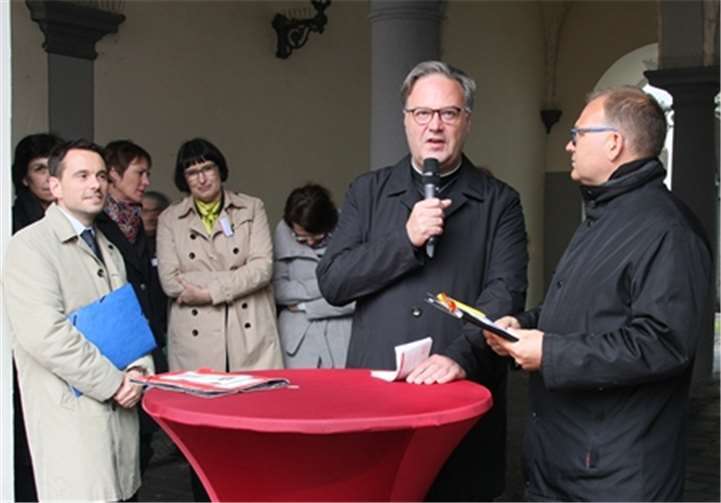 Dr. Hans Günther Ullrich, bischöflicher Beauftragter der Aktion Arbeit im Bistum Trier, eröffnete die Ausstellung und talkte anschließend mit Moderator Tom Theisen.