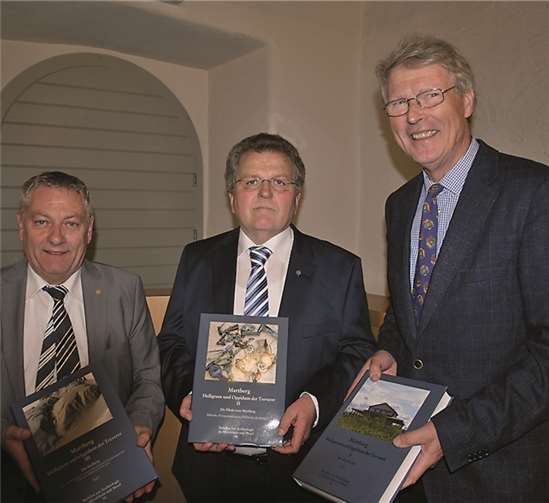 Dr. Hans-Helmut Wegner, der ehemalige Chefausgräber auf dem Martberg, ganz rechts, stellt im Kardener Stiftsmuseum die Endpublikation zum sagenumwobenen Martberg oberhalb von Pommern der Öffentlichkeit vor. Mit ihm freuen sich der Pommerner Ortsbürgermeister Paul-Josef Porten, der gleichzeitig der Vorsitzende des Freundeskreises Pommerner Martberg ist, und auch Landrat Manfred Schnur, ganz links. privat
