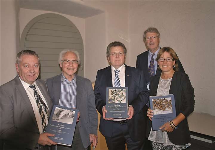 Dr. Hans-Helmut Wegner, der ehemalige Chefausgräber auf dem Martberg, ganz rechts, stellt im Kardener Stiftsmuseum die Endpublikation zum sagenumwobenen Martberg oberhalb von Pommern der Öffentlichkeit vor. Mit ihm freuen sich der Pommerner Ortsbürgermeister Paul-Josef Porten, der gleichzeitig der Vorsitzende des Freundeskreises Pommerner Martberg ist, und auch Landrat Manfred Schnur, ganz links. Mit im Team von Dr. Wegner waren auch die Archäologen Professor Alfred Haffner, 2. Von links, und Dr. Claudia Nickel, ganz rechts.