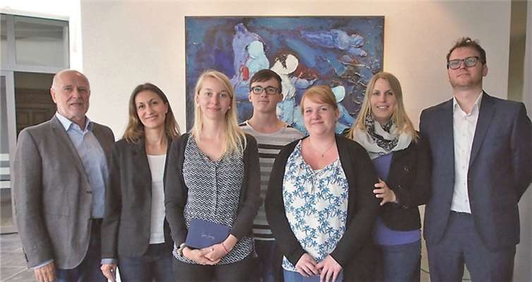 Ausbildung erfolgreich abgeschlossen Dr. Hans Otto Sprengnetter und Jan Sprengnetter gratulieren den ehemaligen Azubis zur bestandenen Prüfung und freuen sich auf die weitere Zusammenarbeit. privat