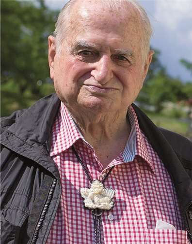 Dr. Hans Riegel (†). Piel-media