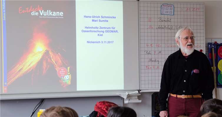 Dr. Hans-Ulrich Schmincke gelang es, den Grundschülern kindgerecht Wissen über Vulkane zu vermitteln.  privat