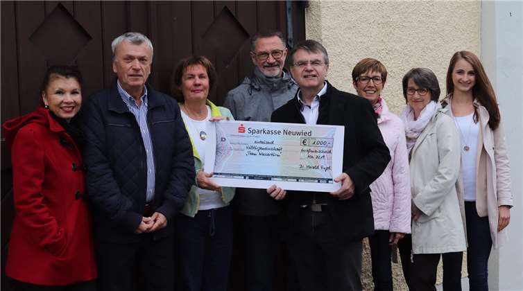 Dr. Harald Engel bei der Übergabe seiner Spende von 1.000 Euro an Barbara Seelk, stellvertretend für die Mitglieder des Teams Wasserturm.Foto: privat